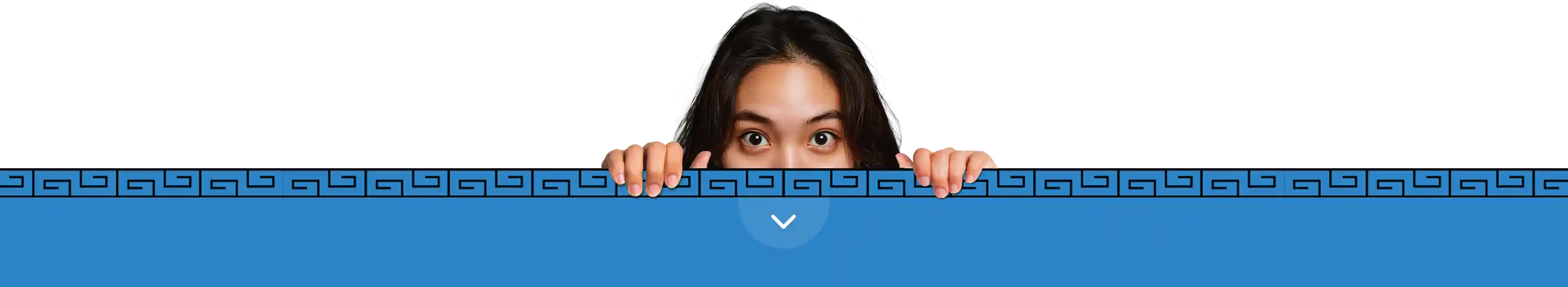 Perempuan mengintip di atas garis biru